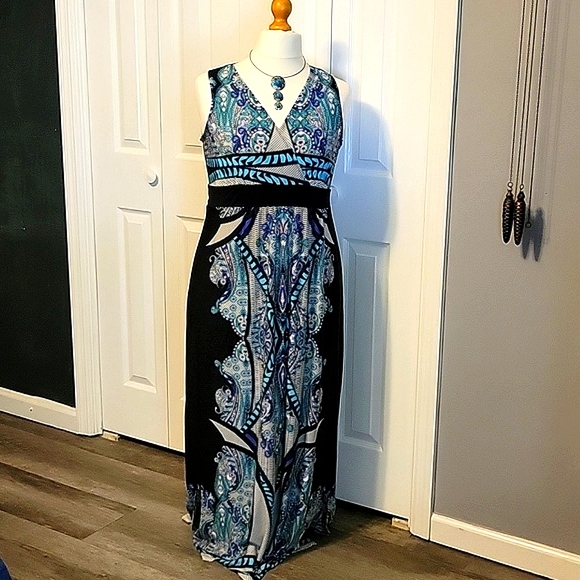Beautiful Maxi Dress - Picture 1 of 8